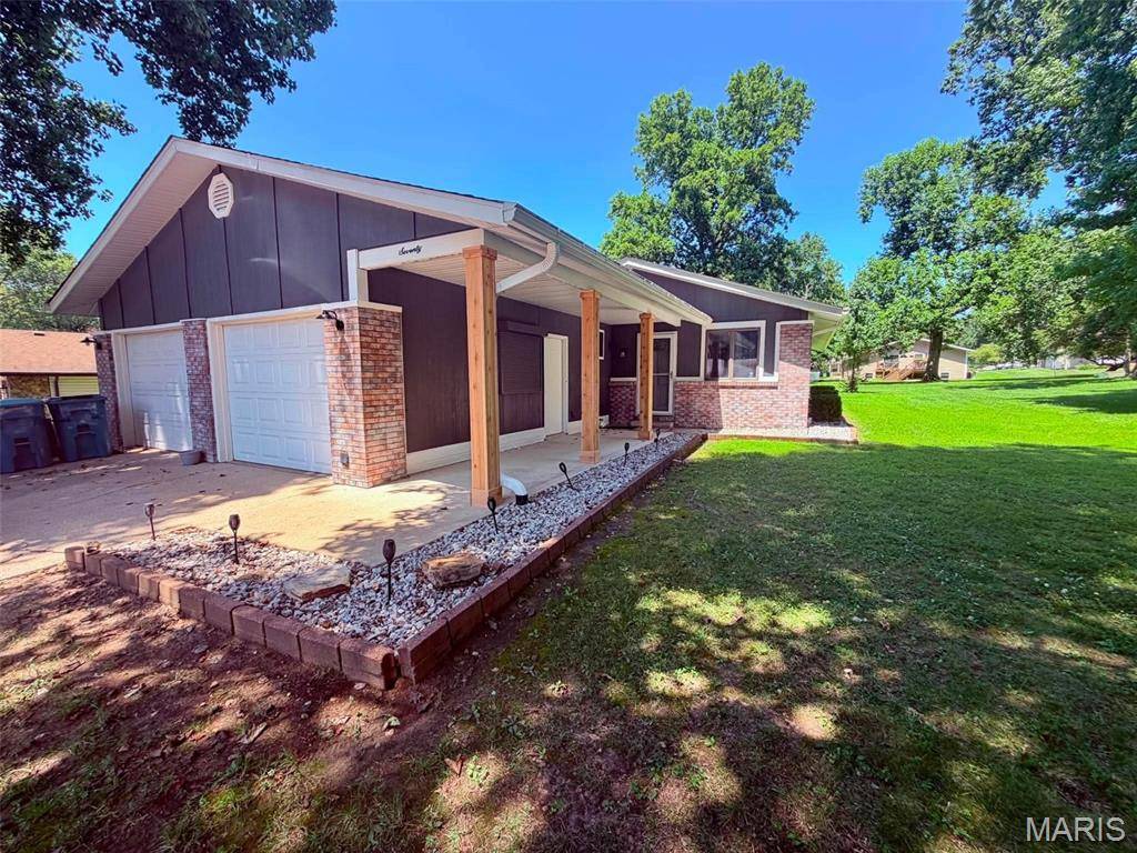 70 S Meadow LN, Glen Carbon, IL 62034