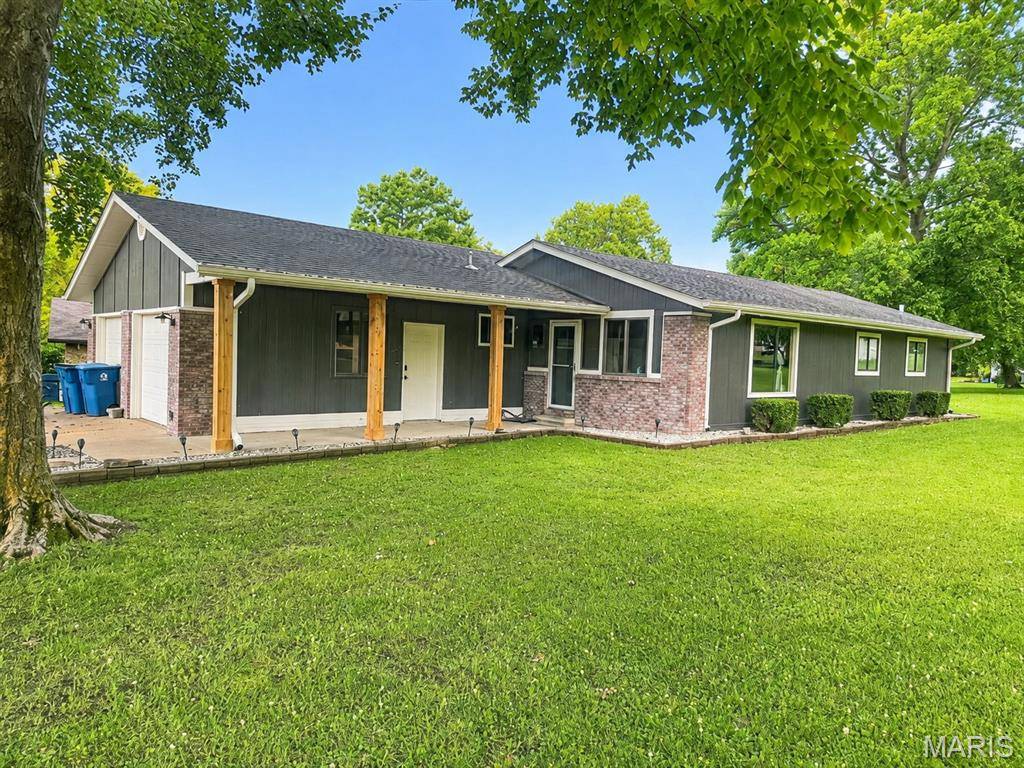 70 S Meadow LN, Glen Carbon, IL 62034