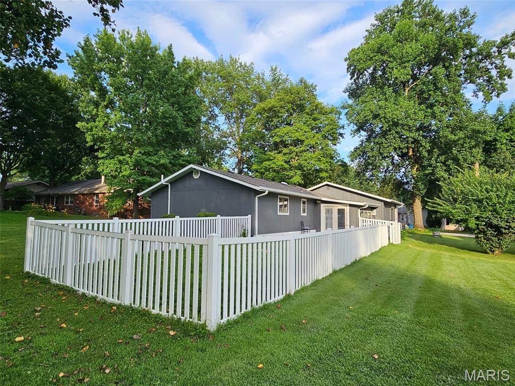 70 S Meadow LN, Glen Carbon, IL 62034