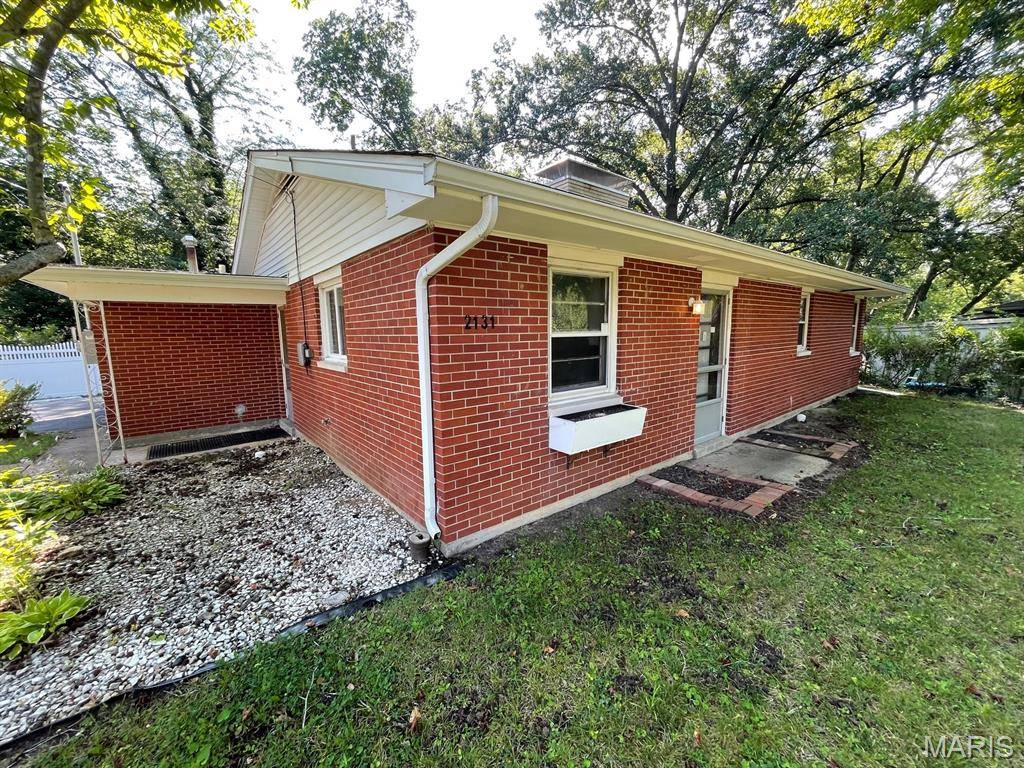 2131 Hill Crest DR, Highland, IL 62249