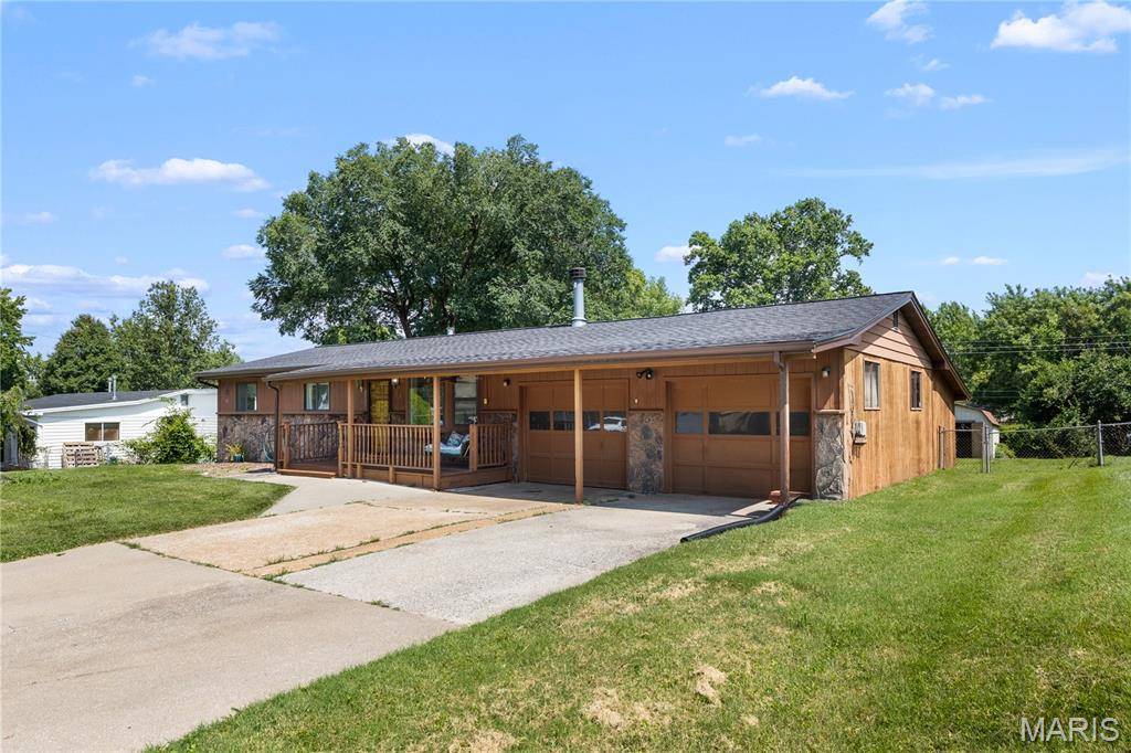 85 Susan DR, St Charles, MO 63301