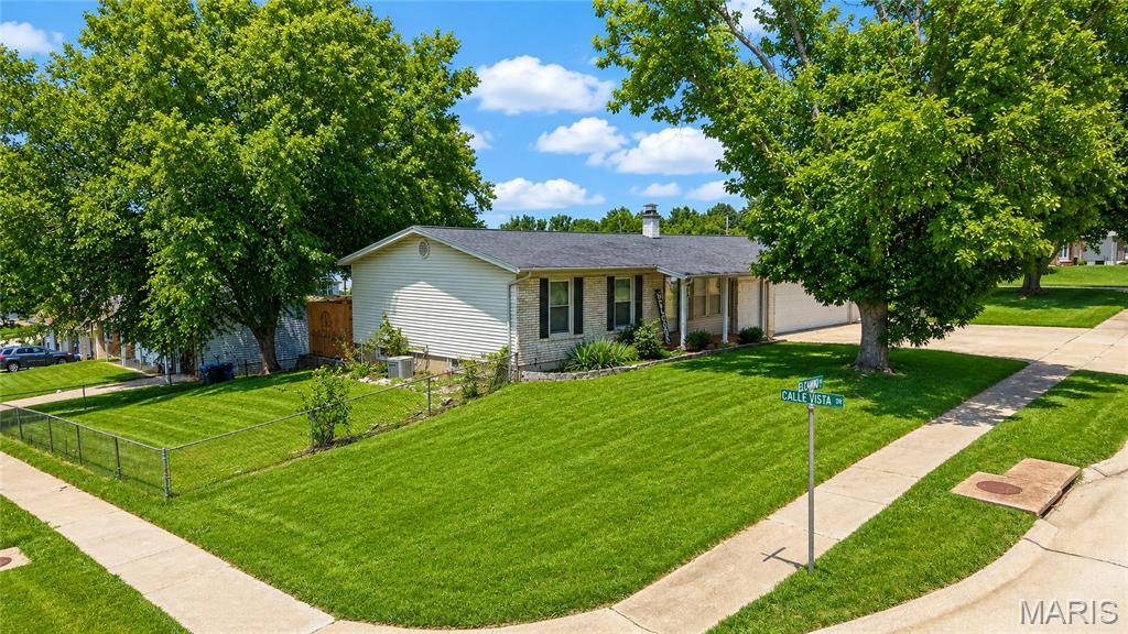 1496 El Camino DR, Florissant, MO 63031