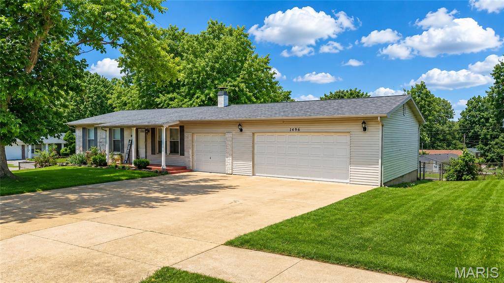 1496 El Camino DR, Florissant, MO 63031