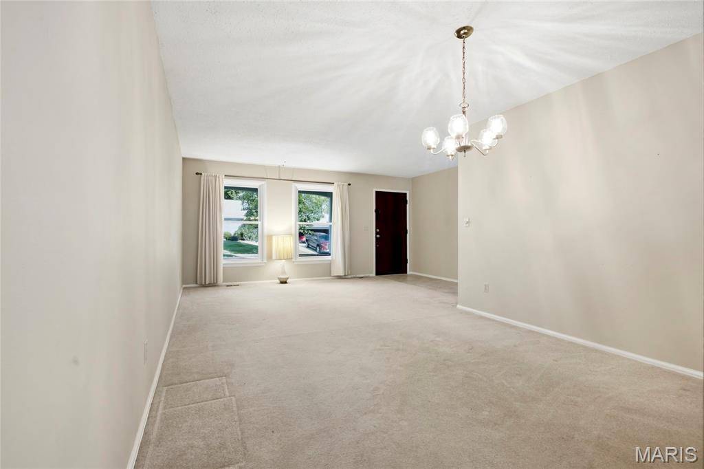 808 Dinard DR, Ballwin, MO 63021