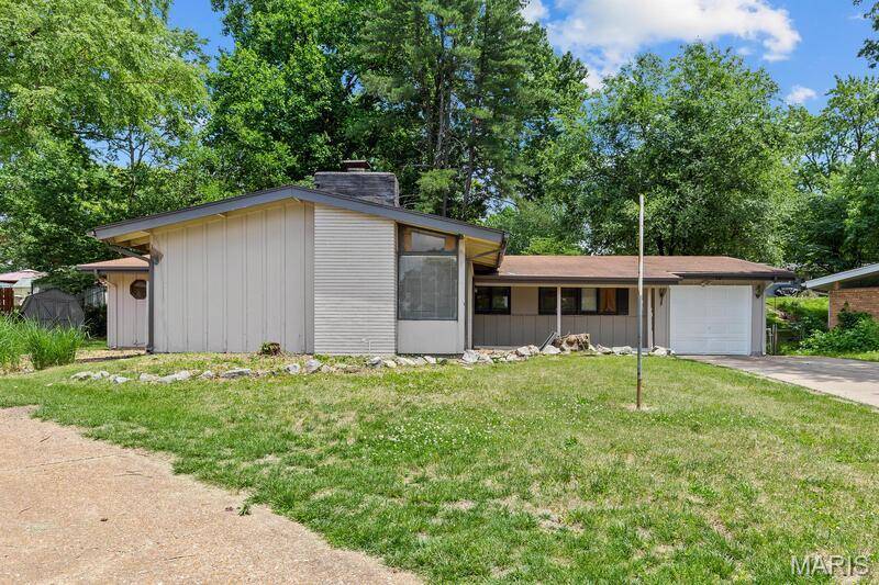 12 Country LN, Florissant, MO 63033