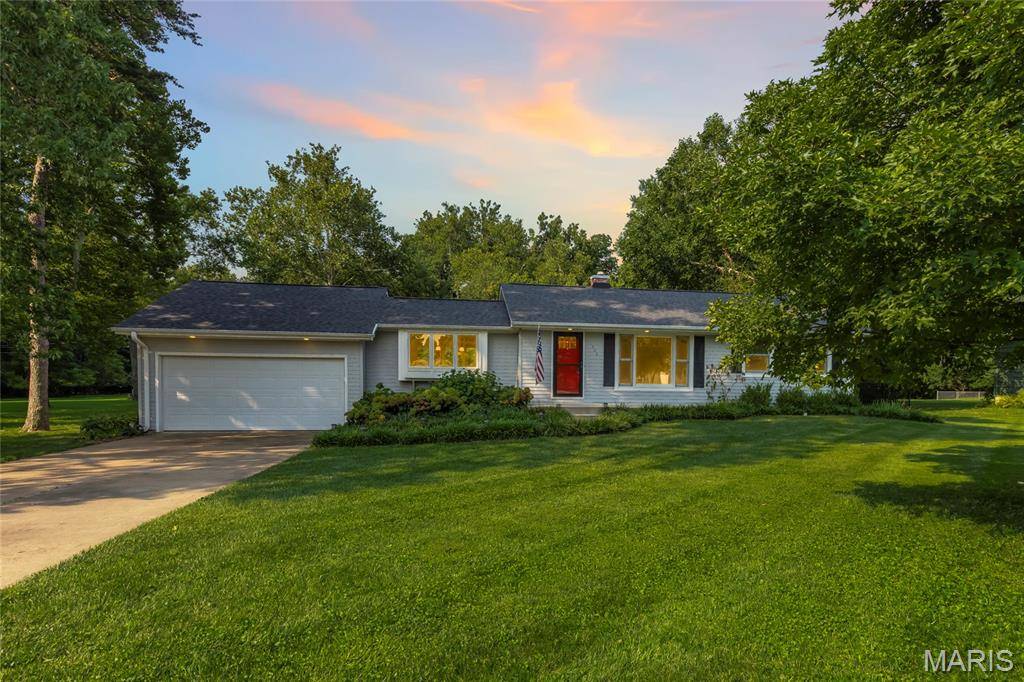 200 Brookside LN, Ballwin, MO 63021