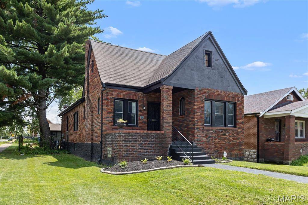 8578 Drury LN, St Louis, MO 63147