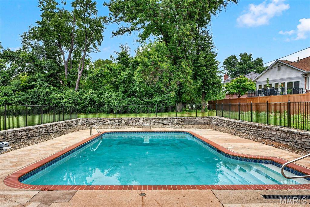 9860 Bridle Trail LN, Sunset Hills, MO 63128