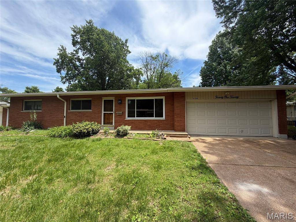 2120 Argo DR, Florissant, MO 63031