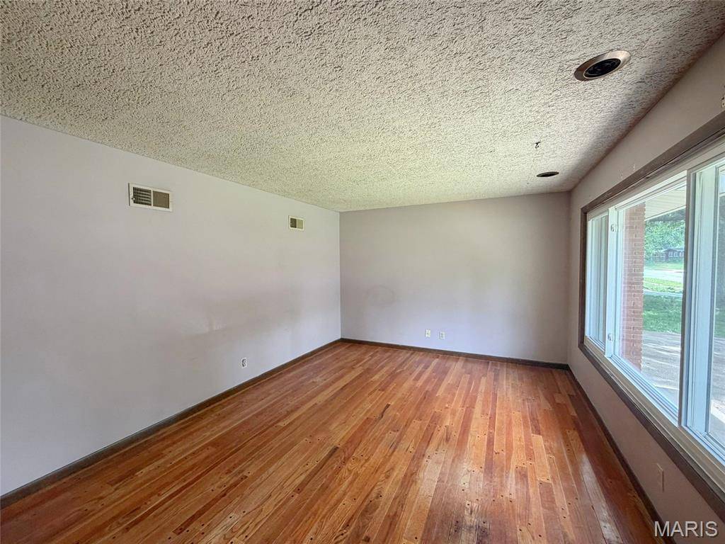 2120 Argo DR, Florissant, MO 63031
