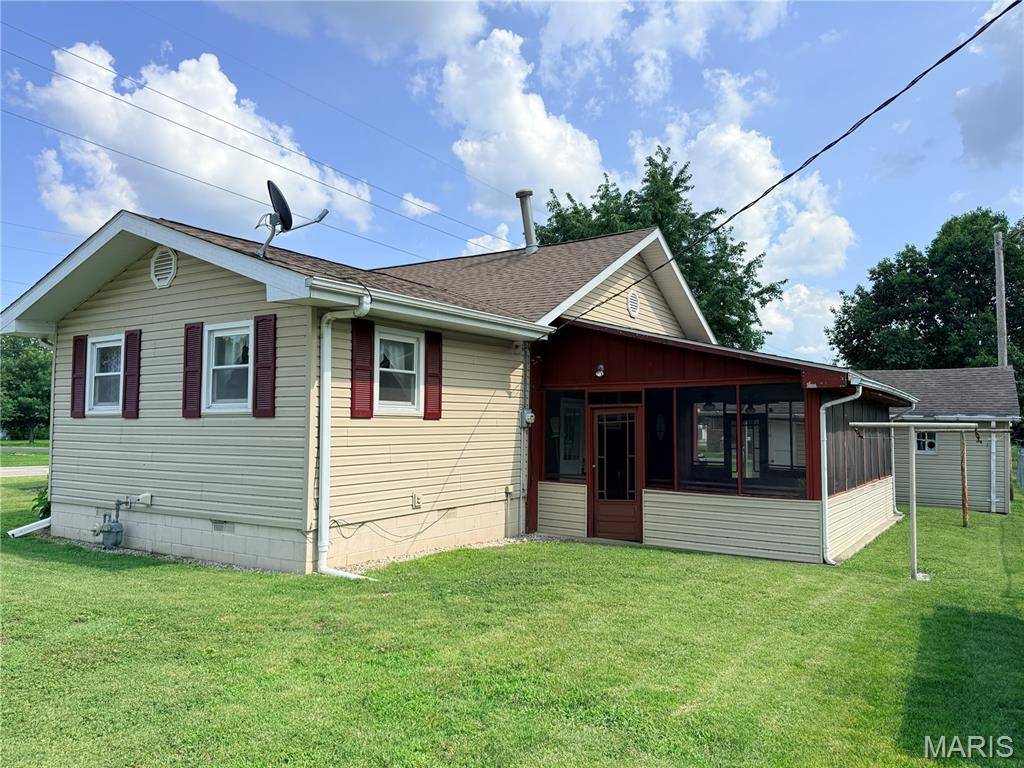 908 Staunton Rd RD, Gillespie, IL 62033
