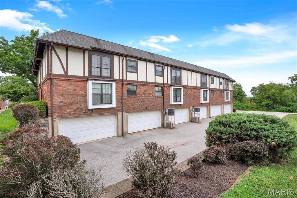 917 Claytonbrook DR #1, Ballwin, MO 63011