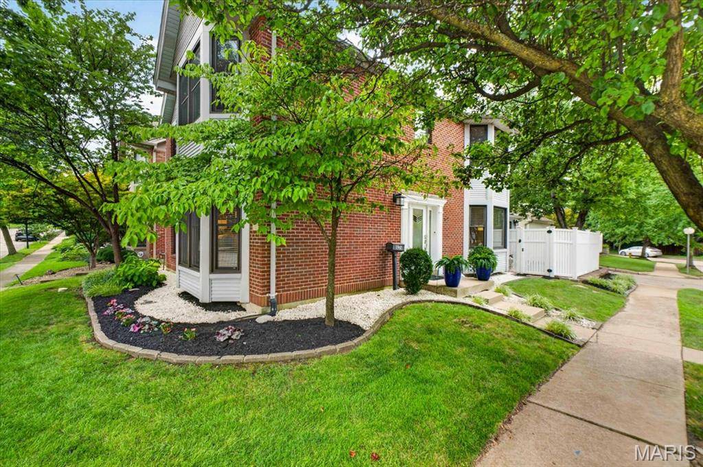 935 Barnard College LN, St Louis, MO 63130