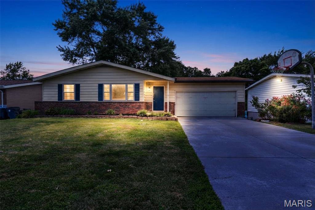 5537 Valleyside LN, St Louis, MO 63128