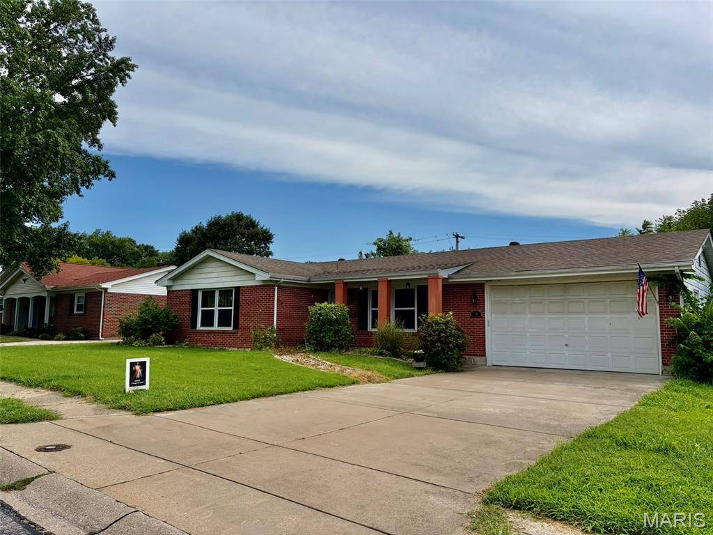 2701 Headland DR, St Charles, MO 63301