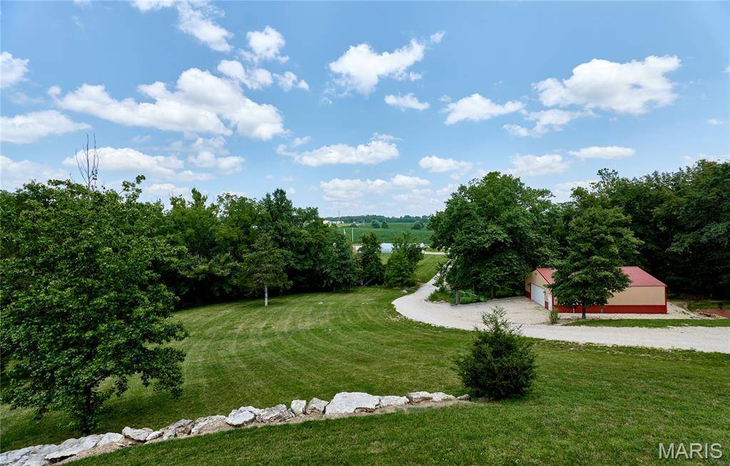 107 N Chantilly RD, Winfield, MO 63389