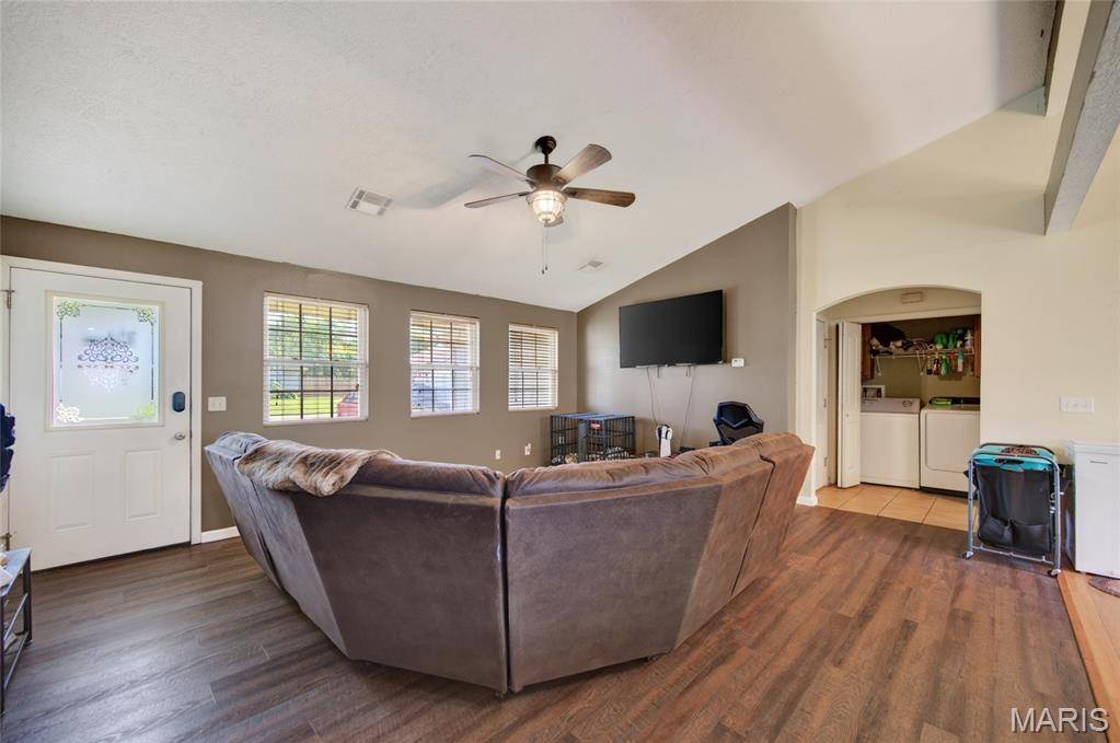 1137 Applelane DR, Lebanon, MO 65536