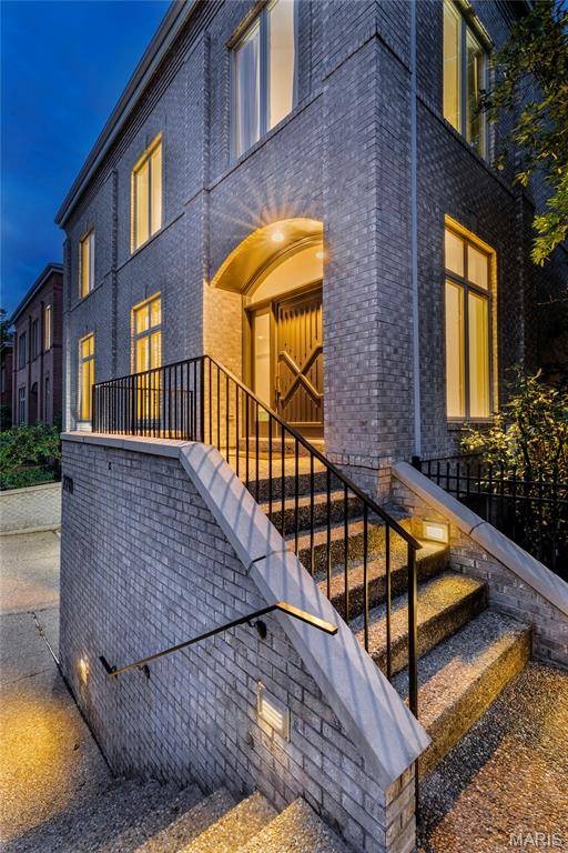 7718 Walinca TER, Clayton, MO 63105