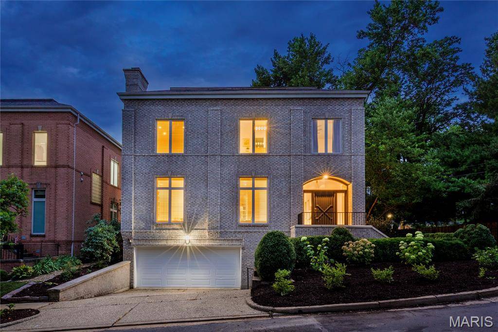 7718 Walinca TER, Clayton, MO 63105