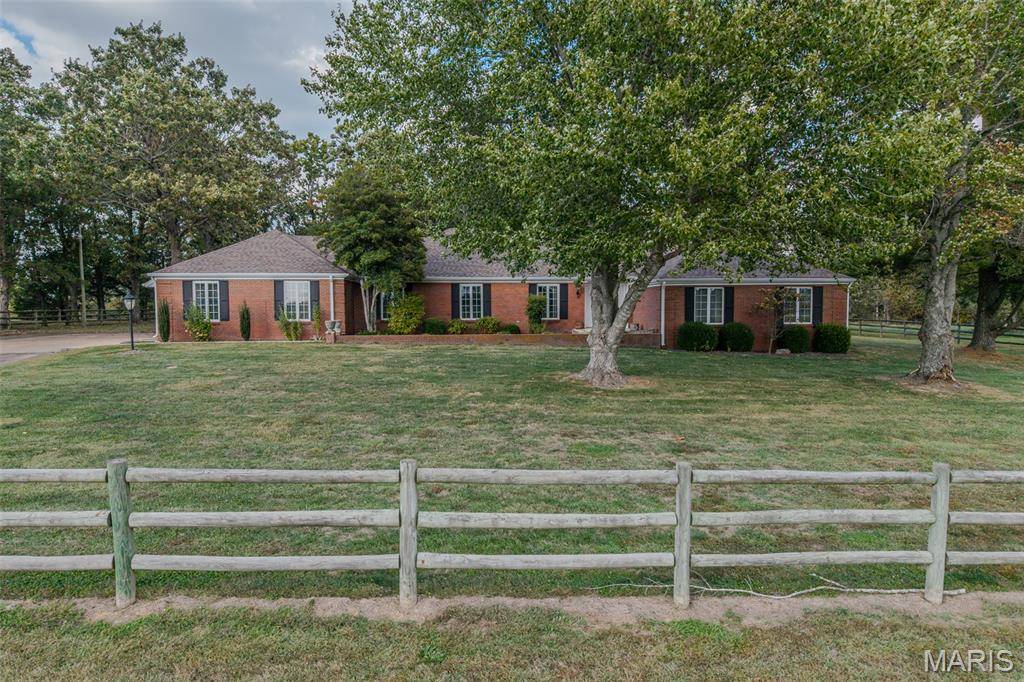 21355 Ember RD, Lebanon, MO 65536