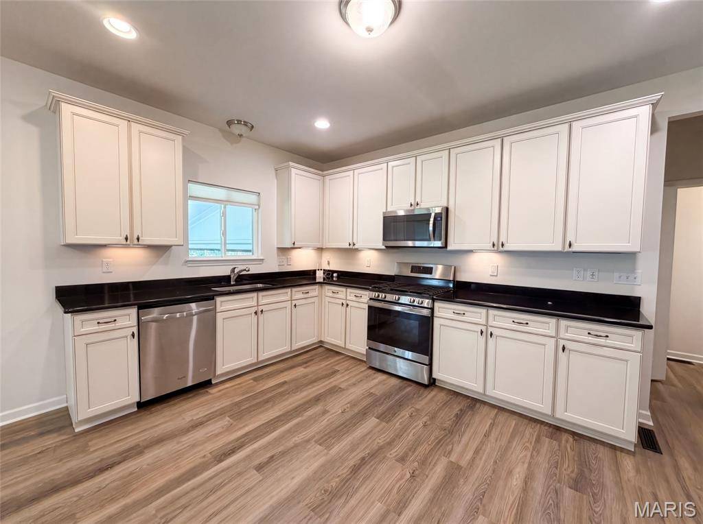 5945 Hawkins Ridge CT, St Louis, MO 63129