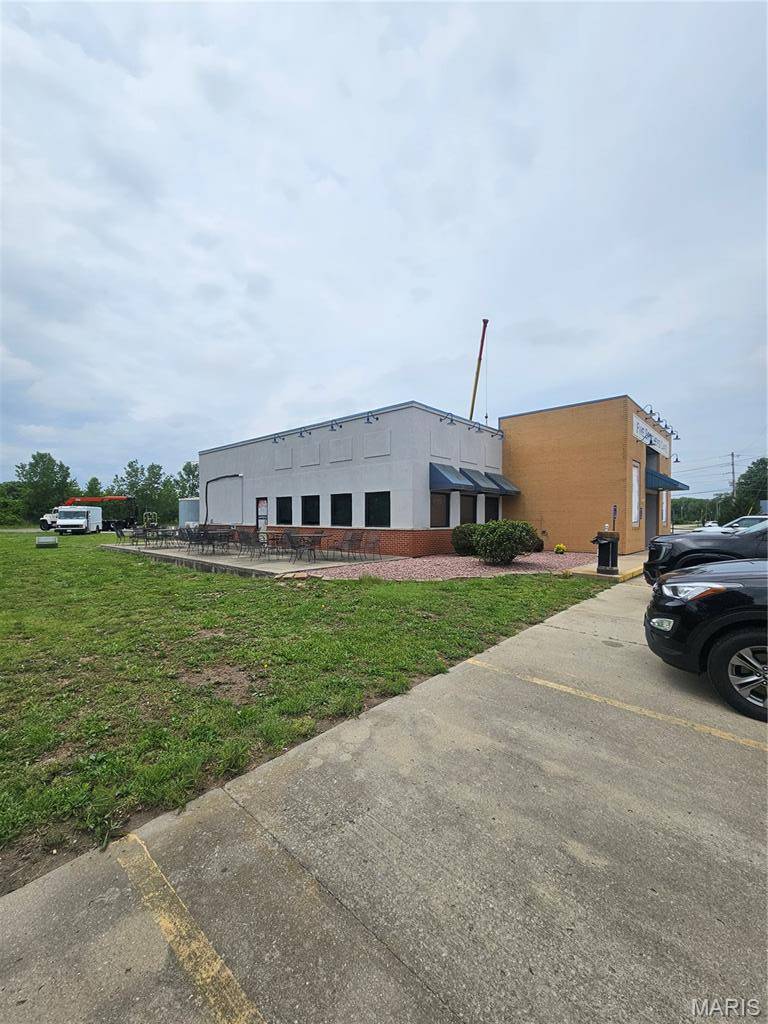 2053 W Main ST, Salem, IL 62881