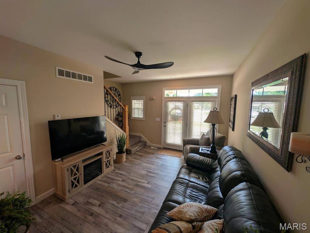 5017 River Aire DR S #3, Godfrey, IL 62035