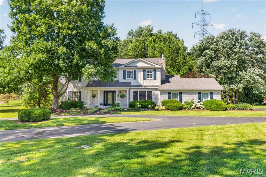 13231 Thornhill DR, Town And Country, MO 63131