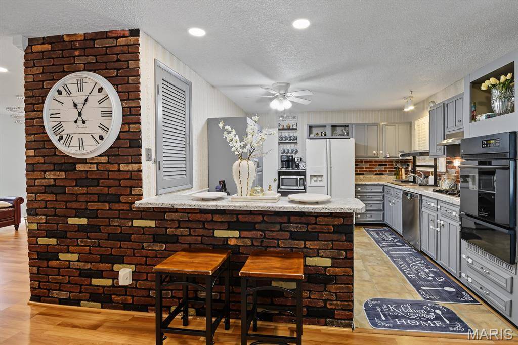719 Waterfall DR, Florissant, MO 63034