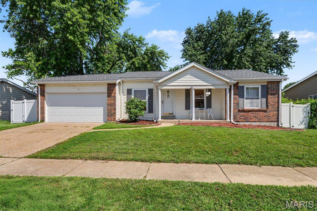 719 Waterfall DR, Florissant, MO 63034