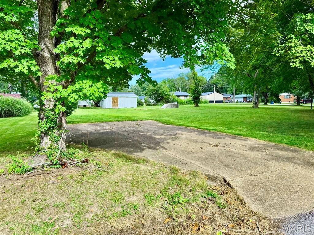 320 Quaker AVE, Houston, MO 65483