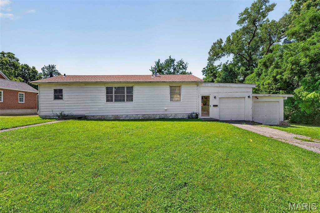 38 S 86th ST, Belleville, IL 62223