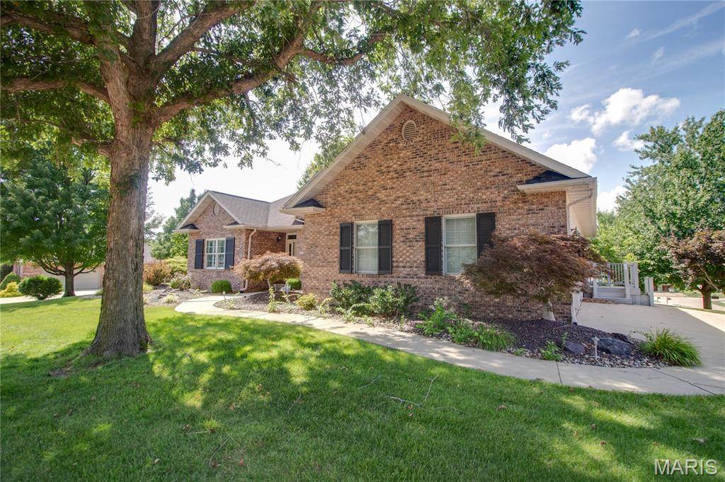 1400 White Oak TRL, Godfrey, IL 62035
