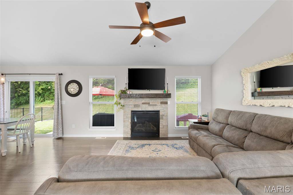 2127 Kuenzel DR, Washington, MO 63090