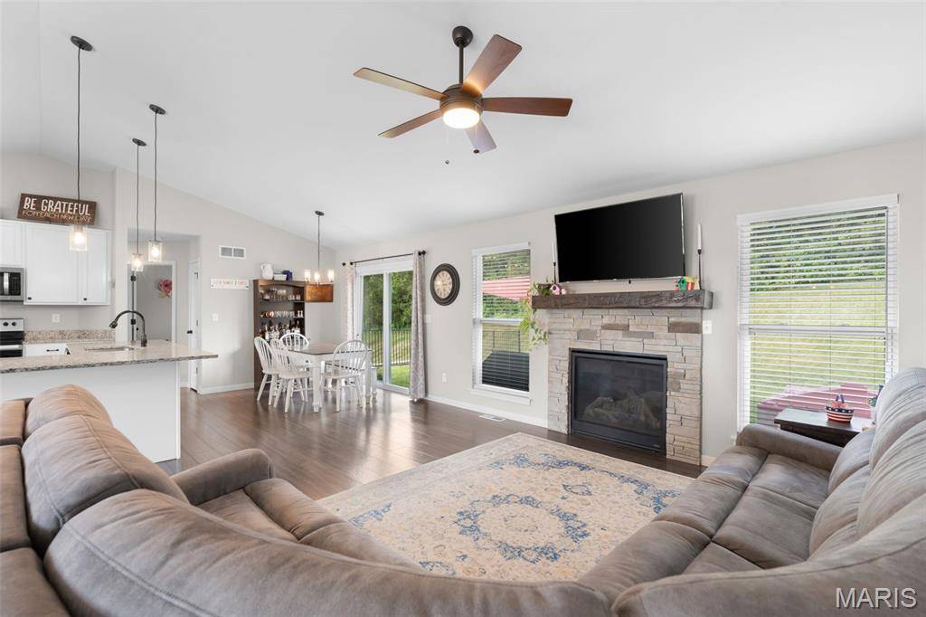 2127 Kuenzel DR, Washington, MO 63090