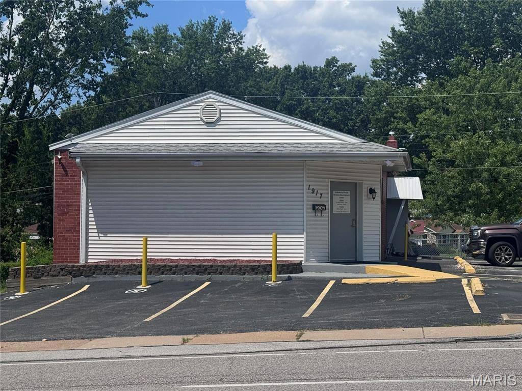 1917 N Hanley RD, St Louis, MO 63114
