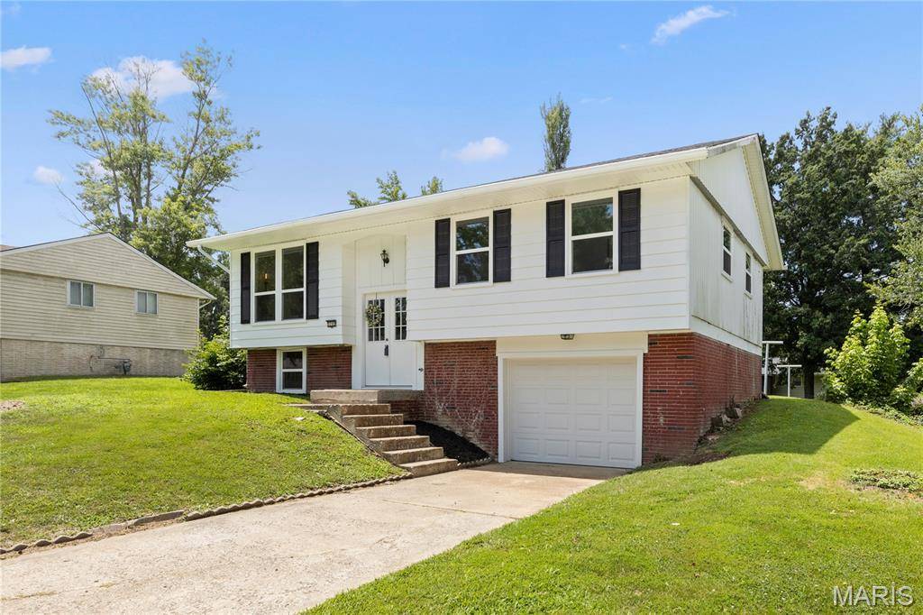 5702 Sir Galahad LN, Godfrey, IL 62035
