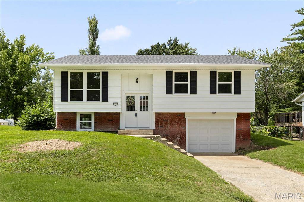 5702 Sir Galahad LN, Godfrey, IL 62035