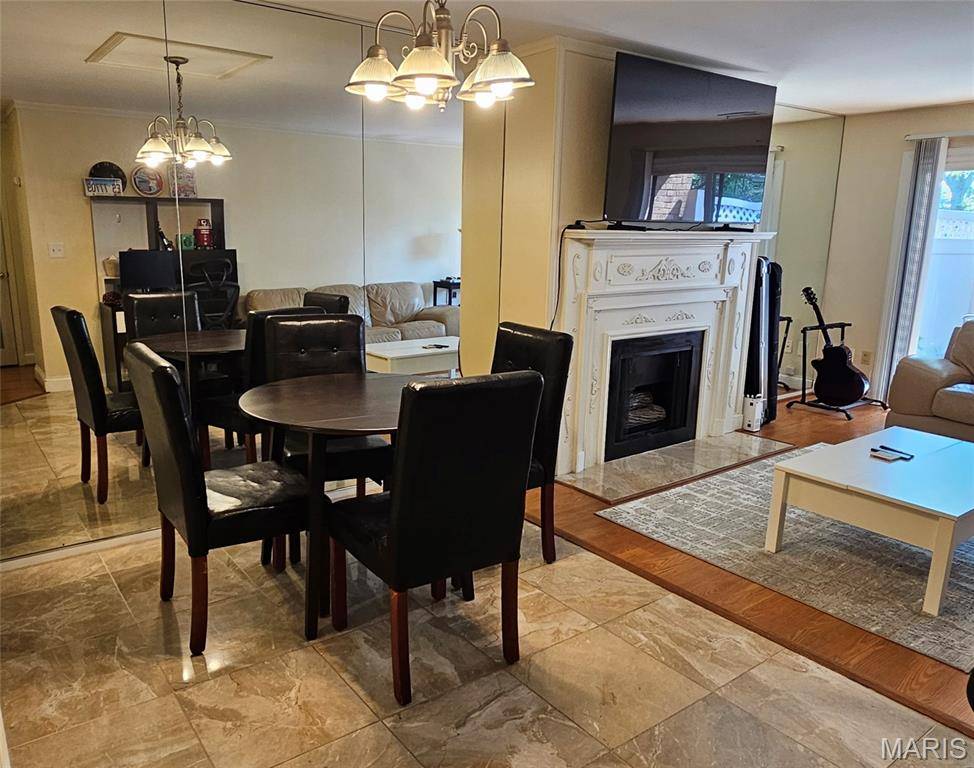 950 E. Rue De La Banque, Creve Coeur, MO 63141