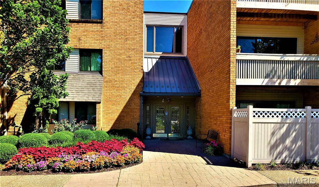 950 E. Rue De La Banque, Creve Coeur, MO 63141