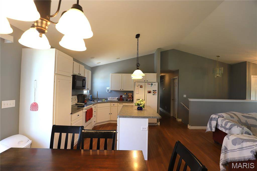 70 Swan LN, Farmington, MO 63640