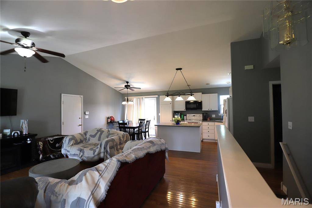 70 Swan LN, Farmington, MO 63640