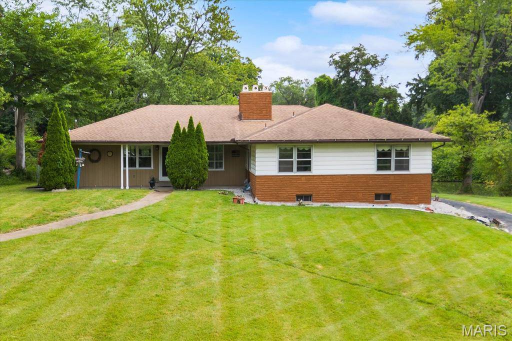 1 Debby LN, Belleville, IL 62223