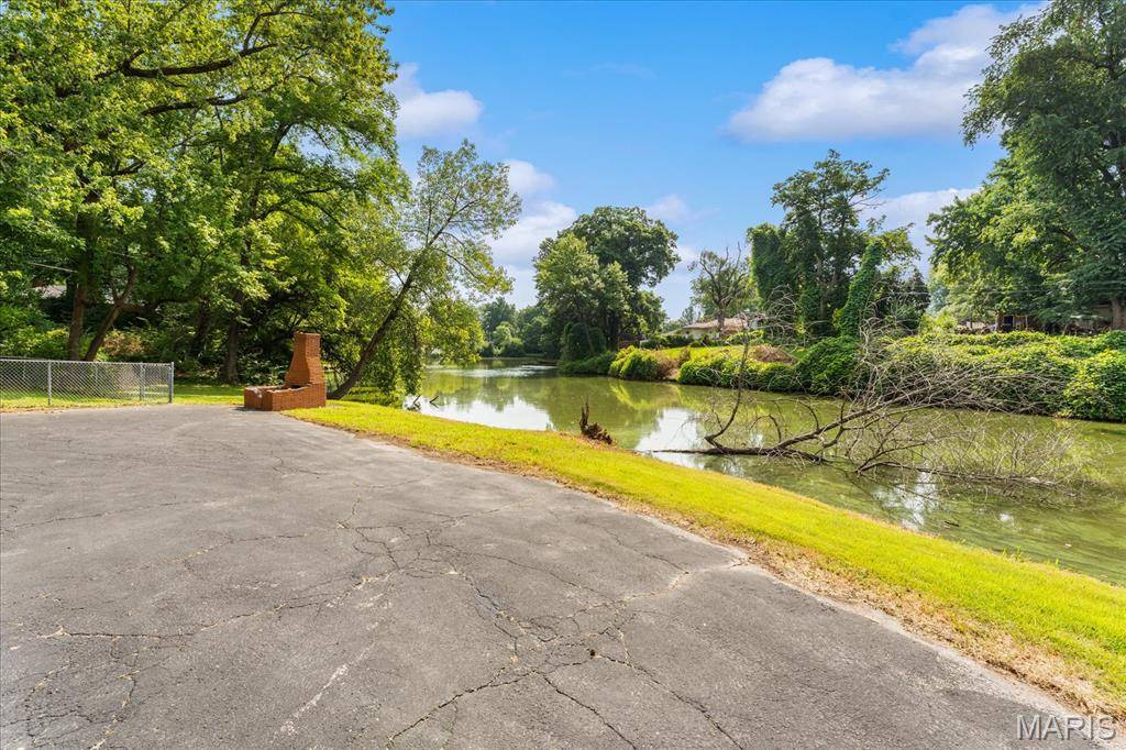 1 Debby LN, Belleville, IL 62223