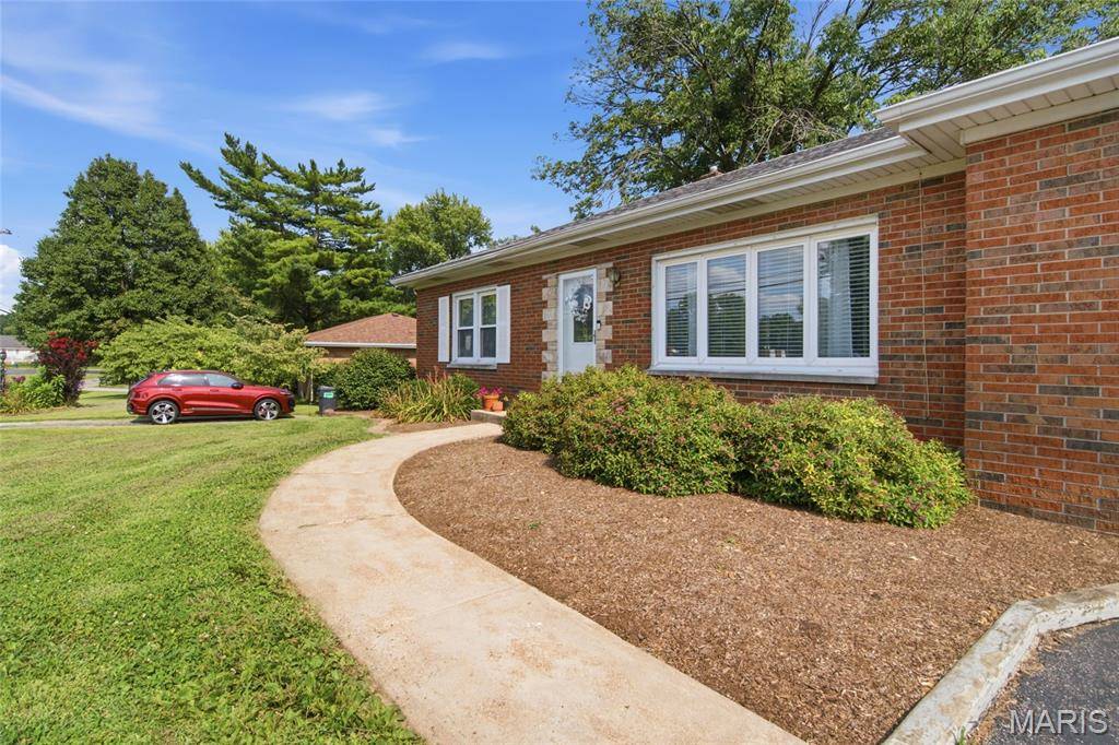 14 Circle DR, Fairview Heights, IL 62208