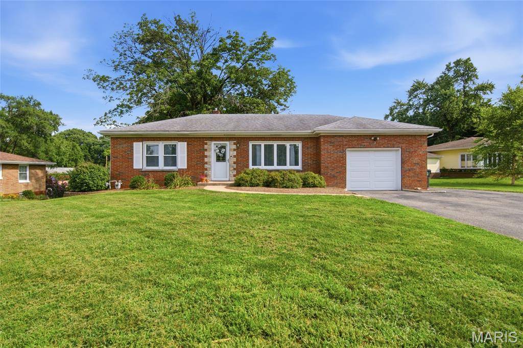 14 Circle DR, Fairview Heights, IL 62208