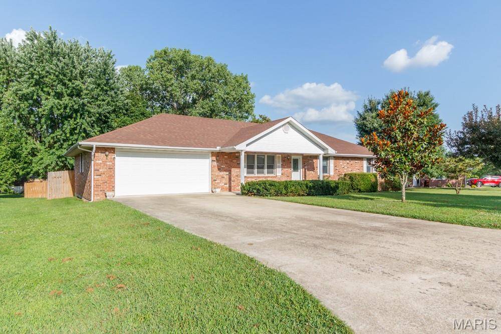 1218 Quail Valley CIR, Lebanon, MO 65536