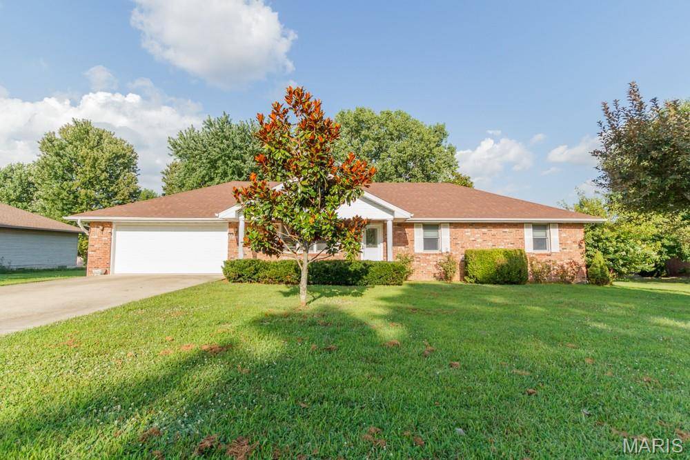 1218 Quail Valley CIR, Lebanon, MO 65536