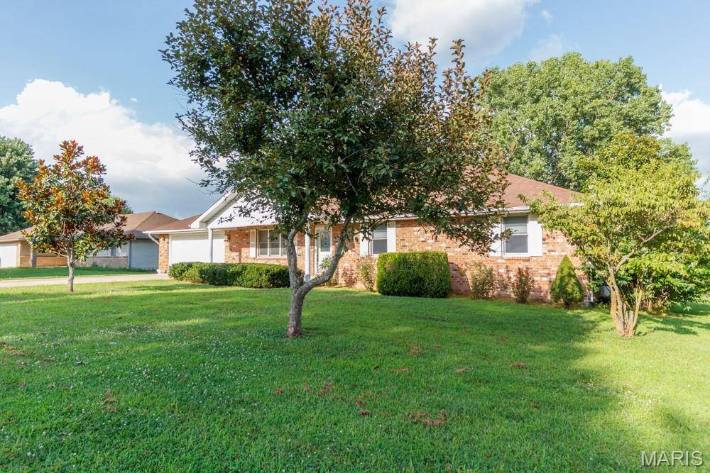 1218 Quail Valley CIR, Lebanon, MO 65536
