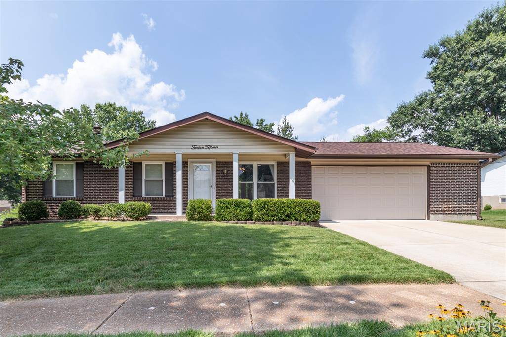1215 Derbyshire DR, Ballwin, MO 63021